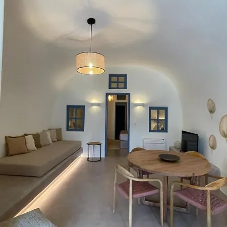 Acave Santorini Apartment Vóthon